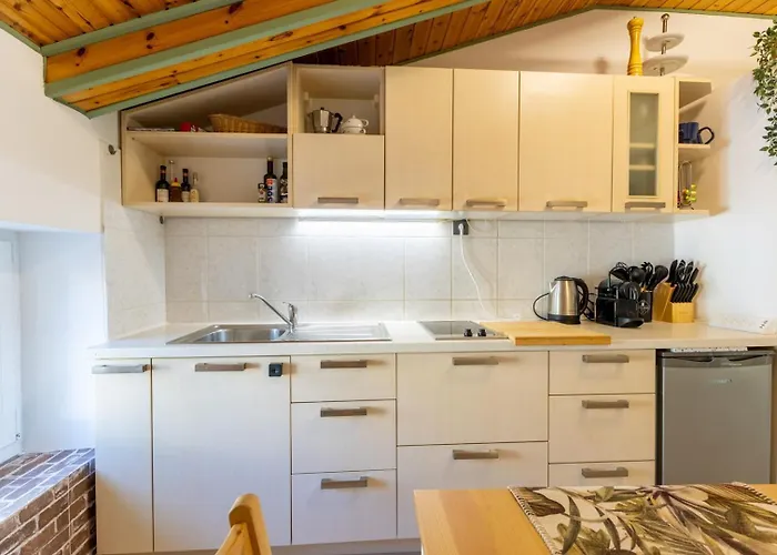 Elizabeth Apartment *