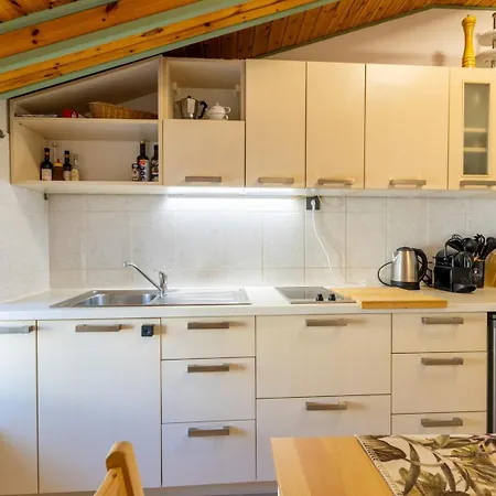 Elizabeth Apartman *